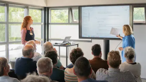 Twee personen geven een presentatie.