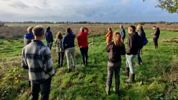 Cursisten op excursie in het landelijk gebied.