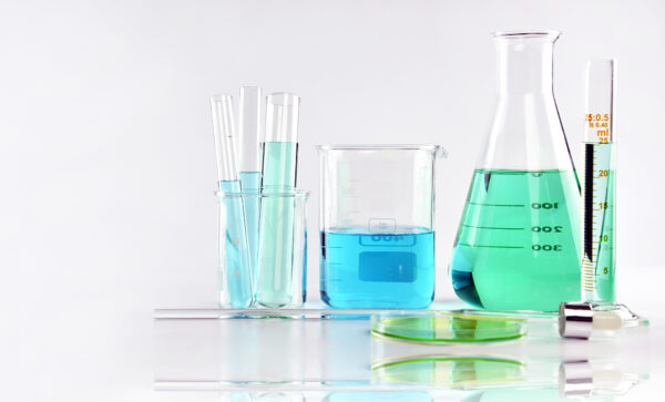 Laboratorium instrumenten met blauwe en groen vloeistof