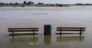 rivier buiten zijn oevers getreden.