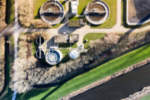 Bovenaanzicht van een zuivering met een watergang.