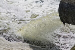 Water stroomt uit een pijp.